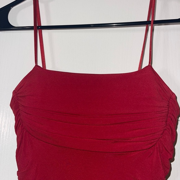 Elegant Red Sleeveless Dress - Picture 6 of 6
